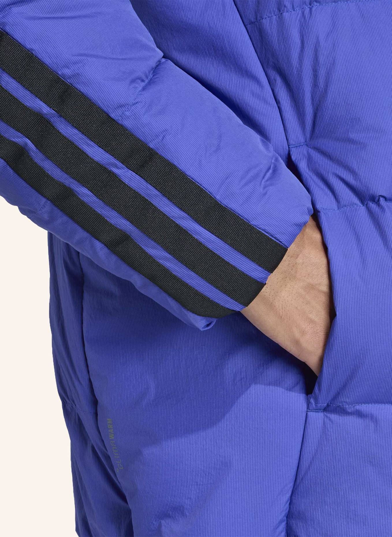 adidas ESSENTIALS CLIMAWARM 3-STREIFEN PUFFER DAUNENJACKE MIT KAPUZE: BLAU