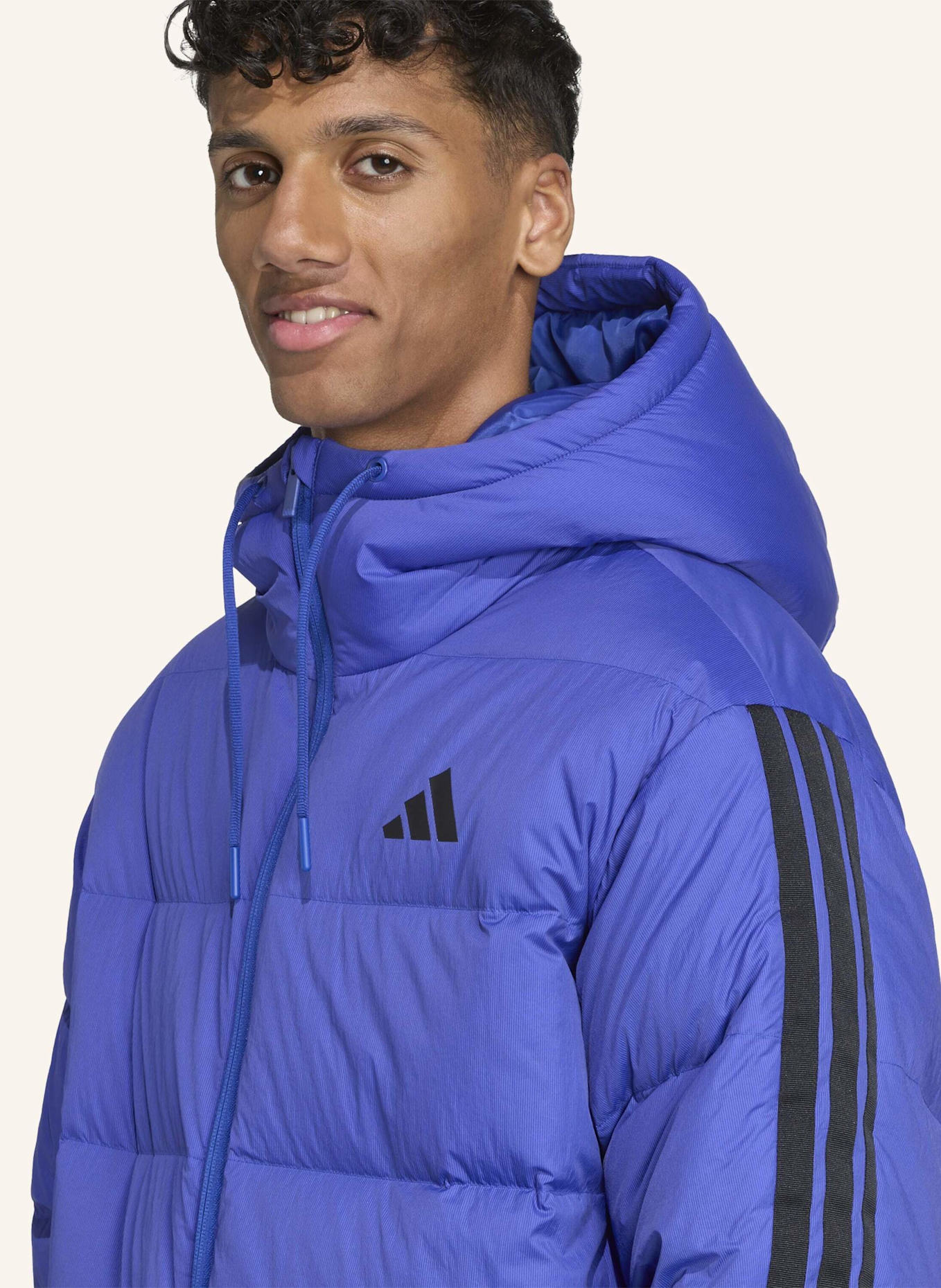 adidas ESSENTIALS CLIMAWARM 3-STREIFEN PUFFER DAUNENJACKE MIT KAPUZE: BLAU