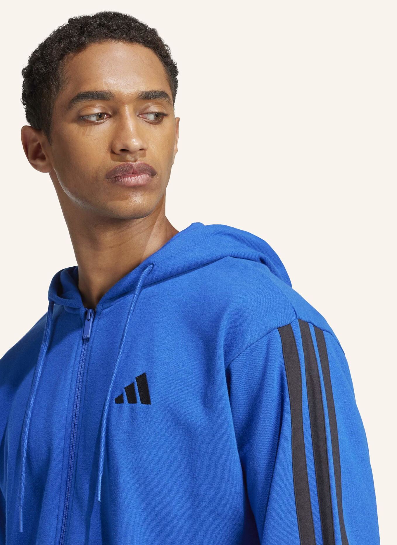 adidas ESSENTIALS 3-STREIFEN FRENCH TERRY KAPUZENJACKE: SCHWARZ