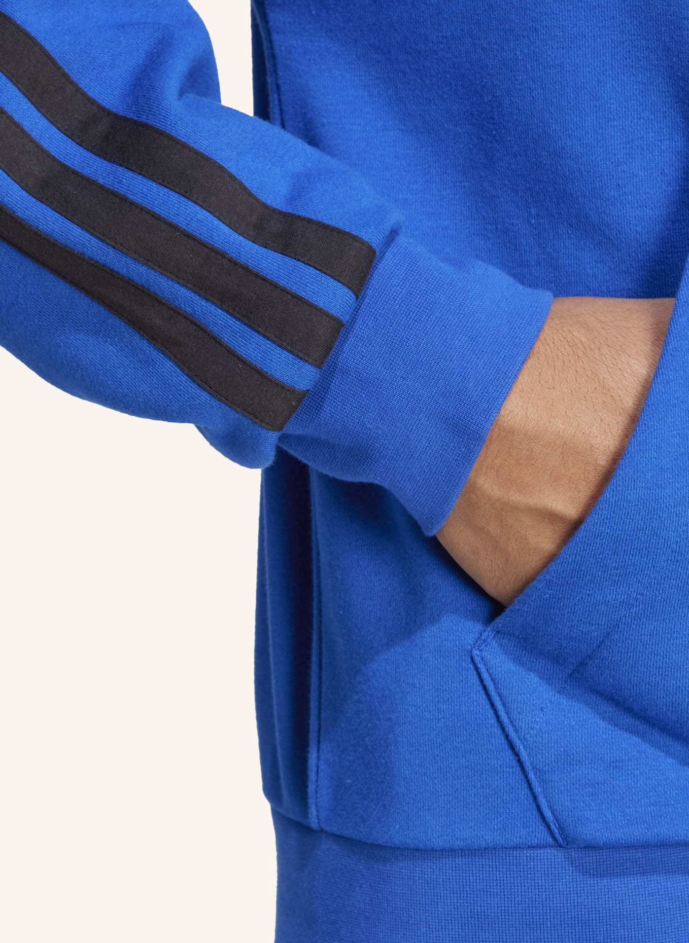 adidas ESSENTIALS 3-STREIFEN FRENCH TERRY KAPUZENJACKE: SCHWARZ