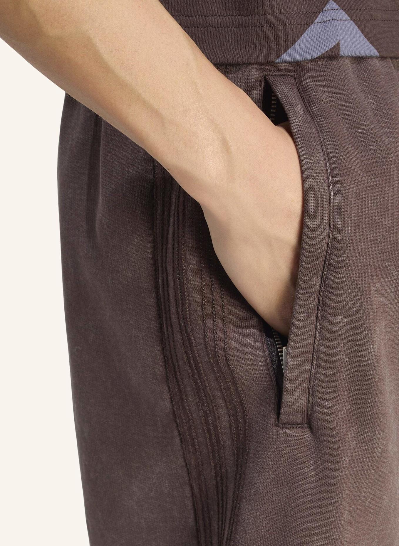 adidas AMG WASHED SHORTS: BRAUN