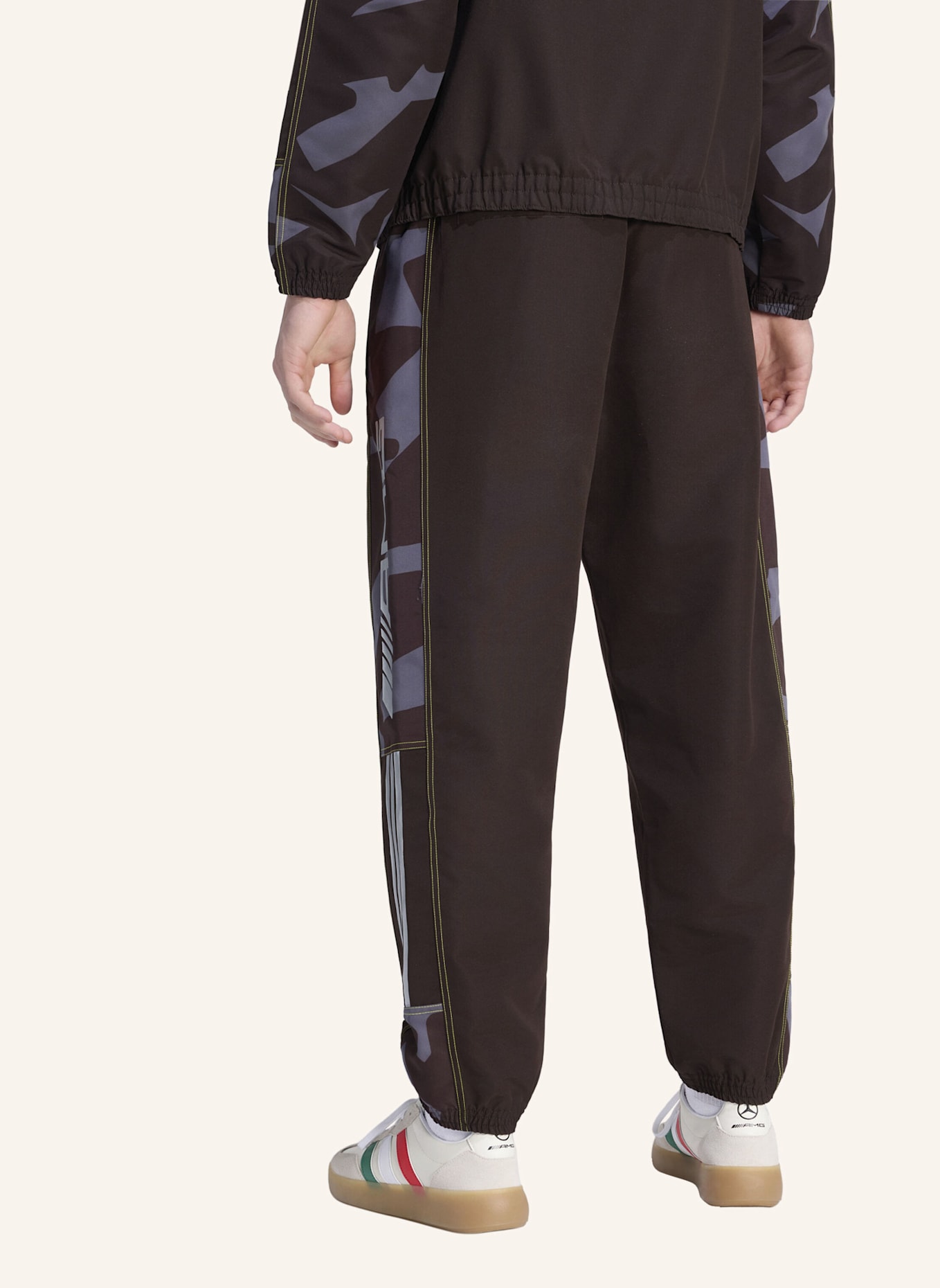 adidas AMG CAMO GEWEBTE TRAININGSHOSE: BRAUN/ GRAU