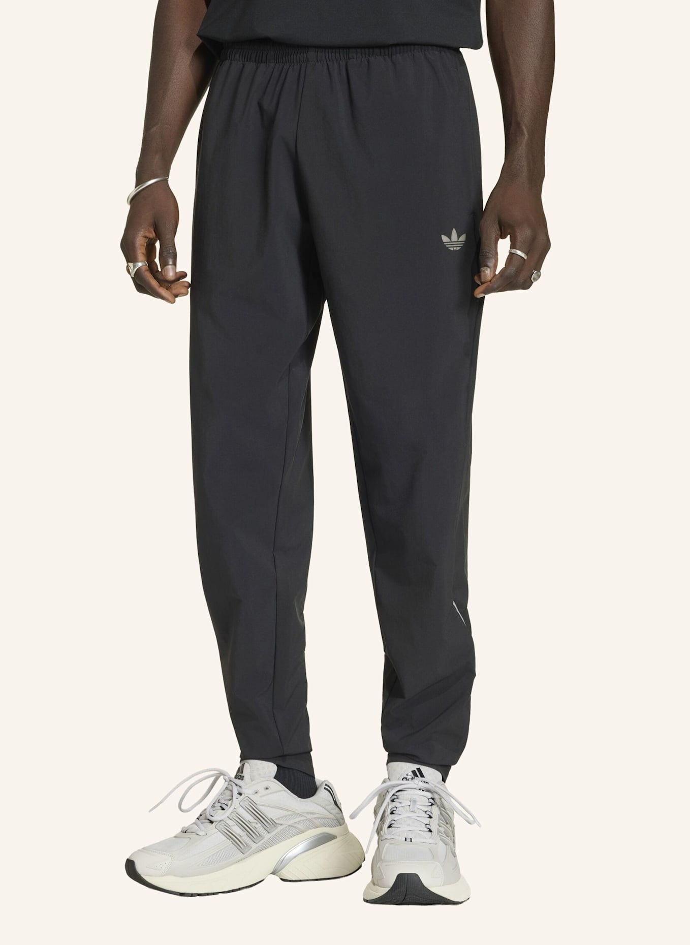 adidas Originals TECH TREFOIL ESSENTIALS WOVEN HOSE: SCHWARZ