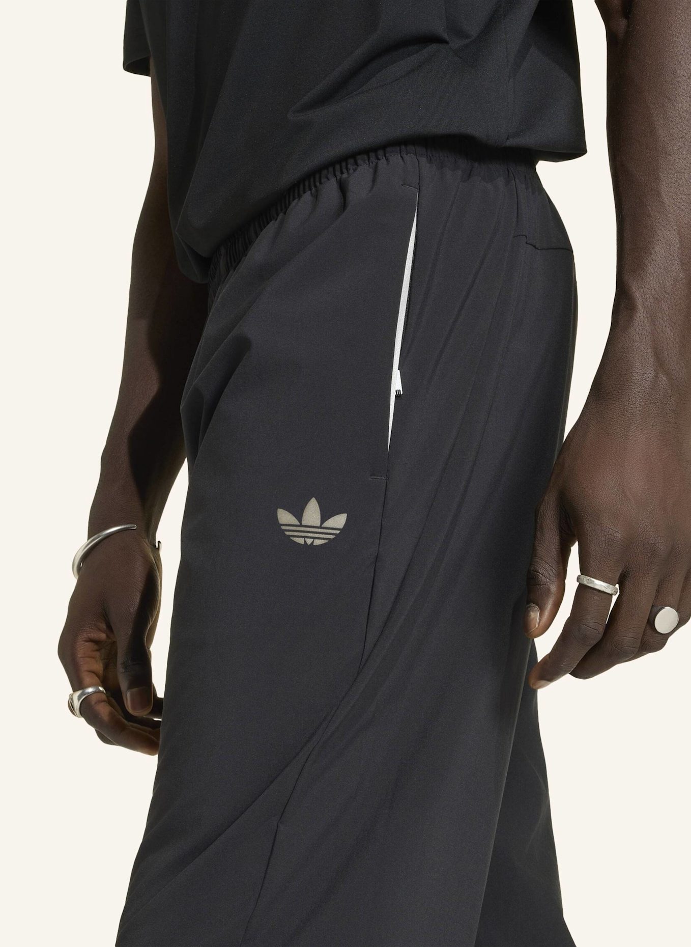 adidas Originals TECH TREFOIL ESSENTIALS WOVEN HOSE: SCHWARZ