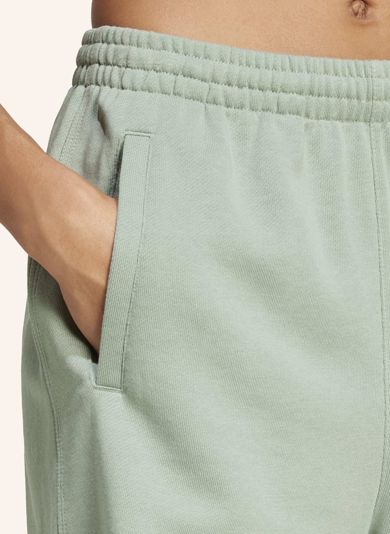 adidas Originals ESSENTIALS FRENCH TERRY SHORTS: GRÜN