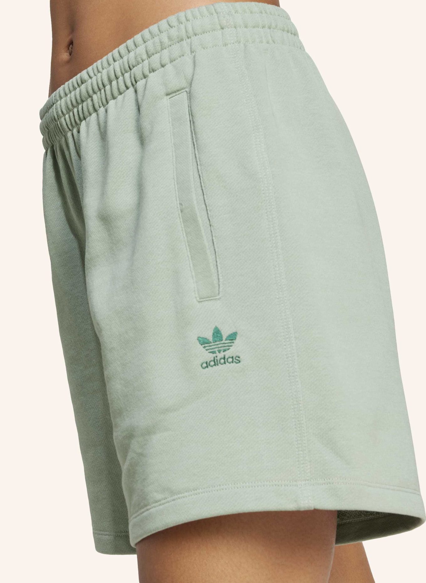 adidas Originals ESSENTIALS FRENCH TERRY SHORTS: GRÜN