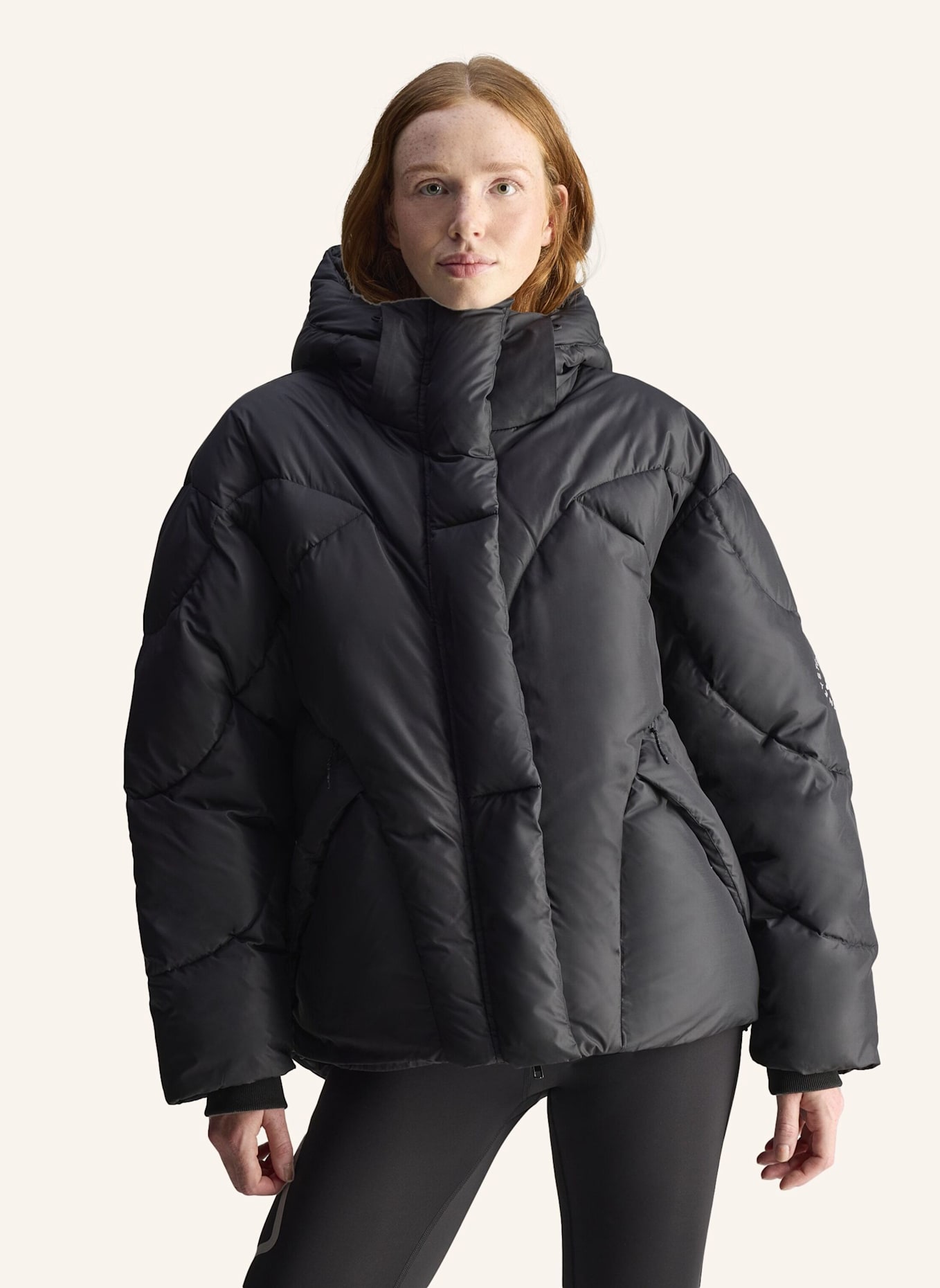 adidas by Stella McCartney ADIDAS BY STELLA MCCARTNEY MID LENGTH PADDED WINTERJACKE: SCHWARZ