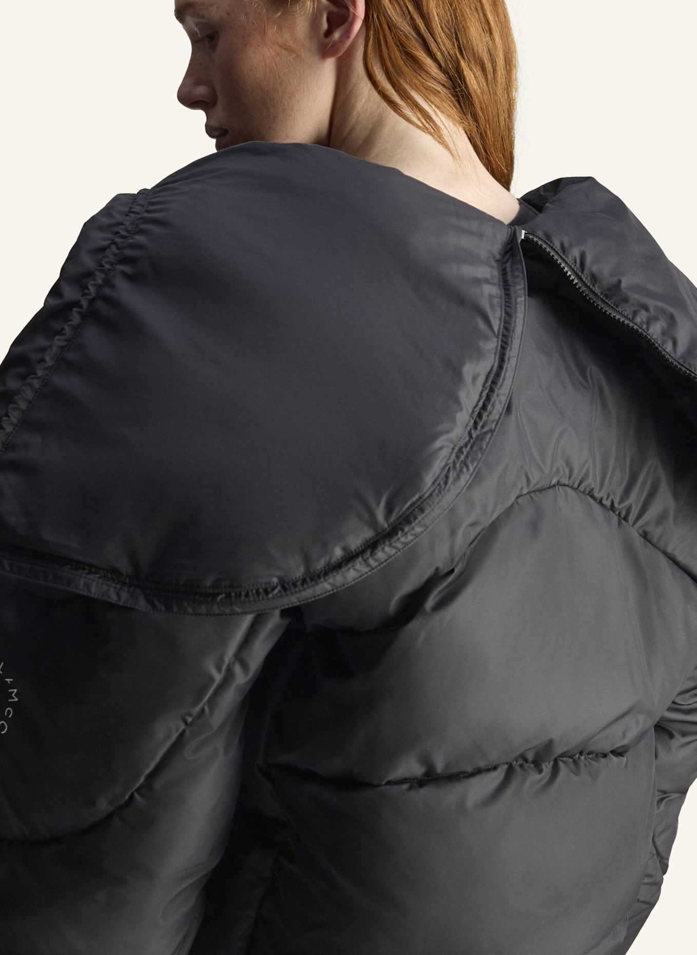 adidas by Stella McCartney ADIDAS BY STELLA MCCARTNEY MID LENGTH PADDED WINTERJACKE: SCHWARZ