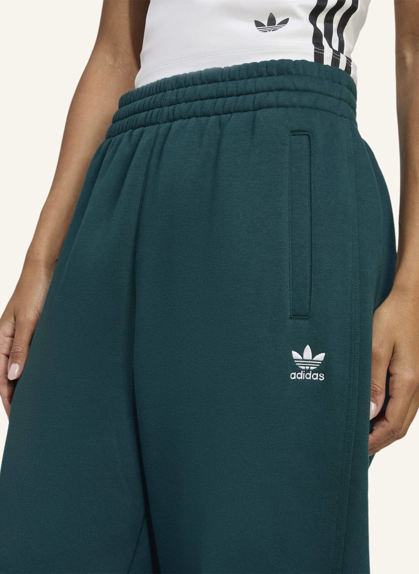 adidas Originals ESSENTIALS LOOSE JOGGINGHOSE: GRÜN