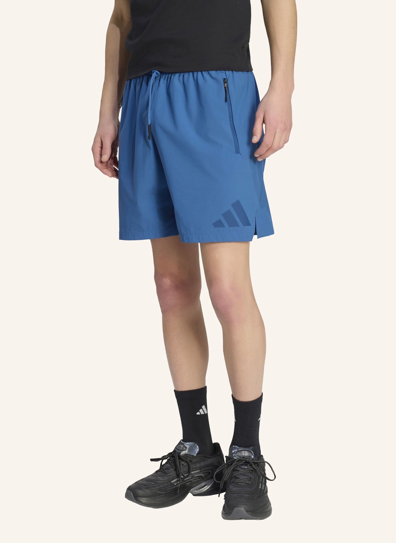 adidas ADIDAS Z.N.E. WOVEN SHORTS: BLAU