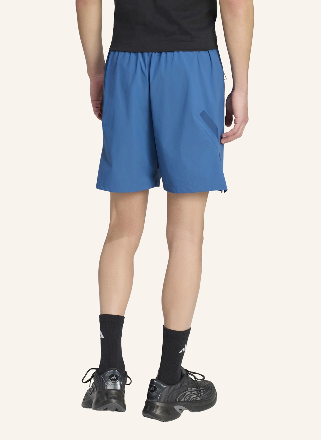adidas ADIDAS Z.N.E. WOVEN SHORTS: BLAU