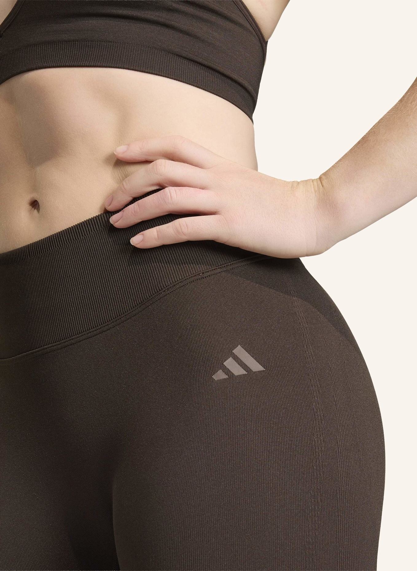 adidas WORKOUT ESSENTIALS KNIT SCRUNCH 7/8 LEGGINGS: BRAUN