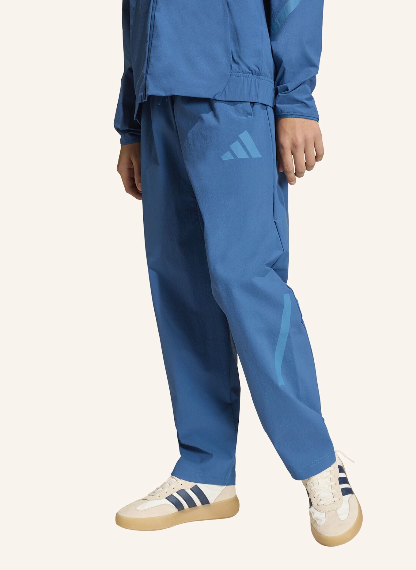adidas ADIDAS Z.N.E. WOVEN TRAVEL HOSE: BLAU