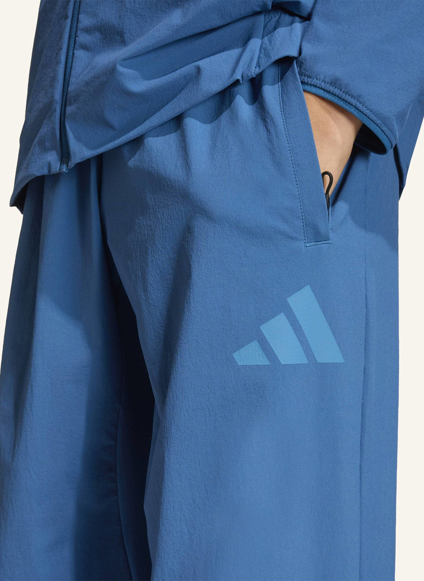 adidas ADIDAS Z.N.E. WOVEN TRAVEL HOSE: BLAU