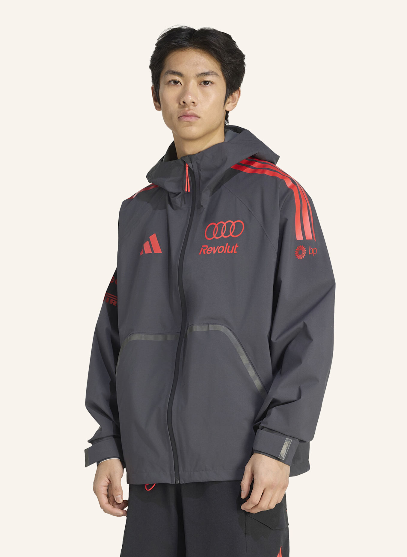 adidas AUDI REVOLUT F1 TEAM MECHANICS REGENJACKE: SCHWARZ/ ROT