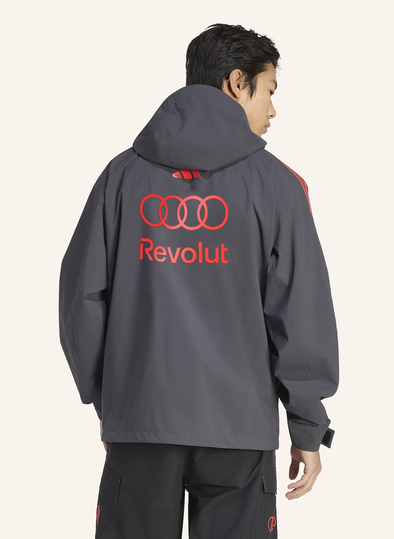 adidas AUDI REVOLUT F1 TEAM MECHANICS REGENJACKE: SCHWARZ/ ROT