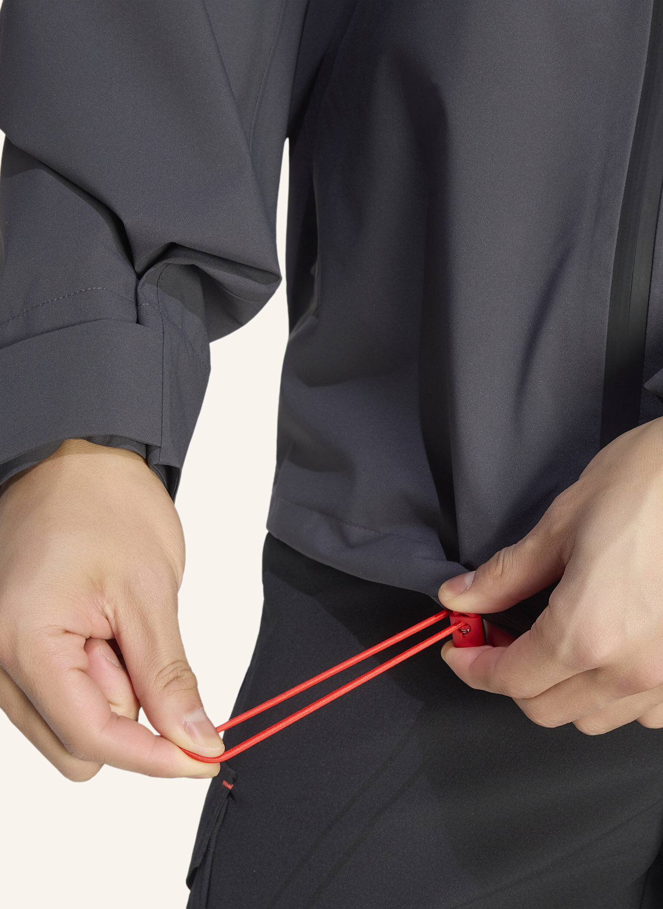 adidas AUDI REVOLUT F1 TEAM MECHANICS REGENJACKE: SCHWARZ/ ROT