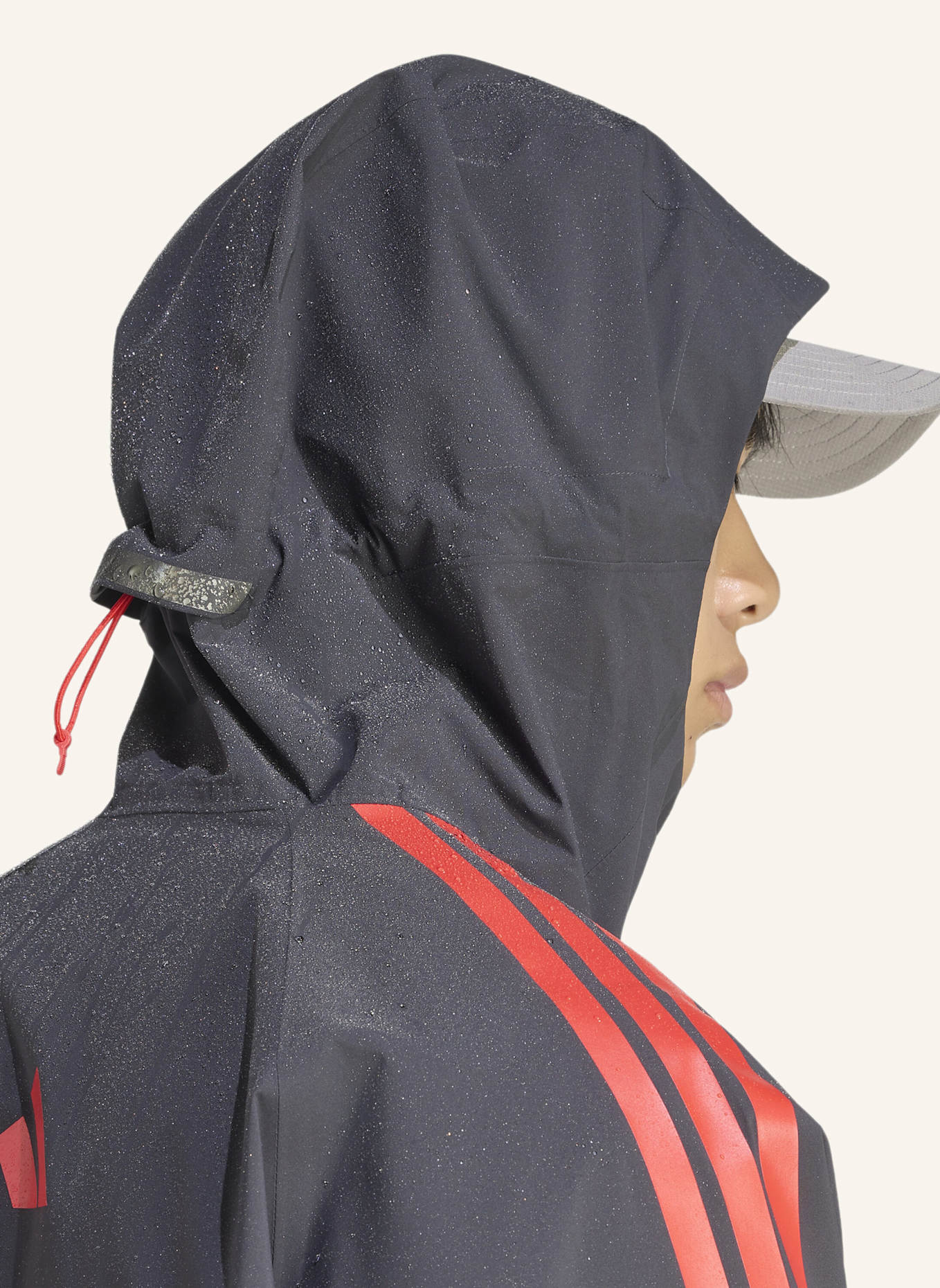 adidas AUDI REVOLUT F1 TEAM MECHANICS REGENJACKE: SCHWARZ/ ROT