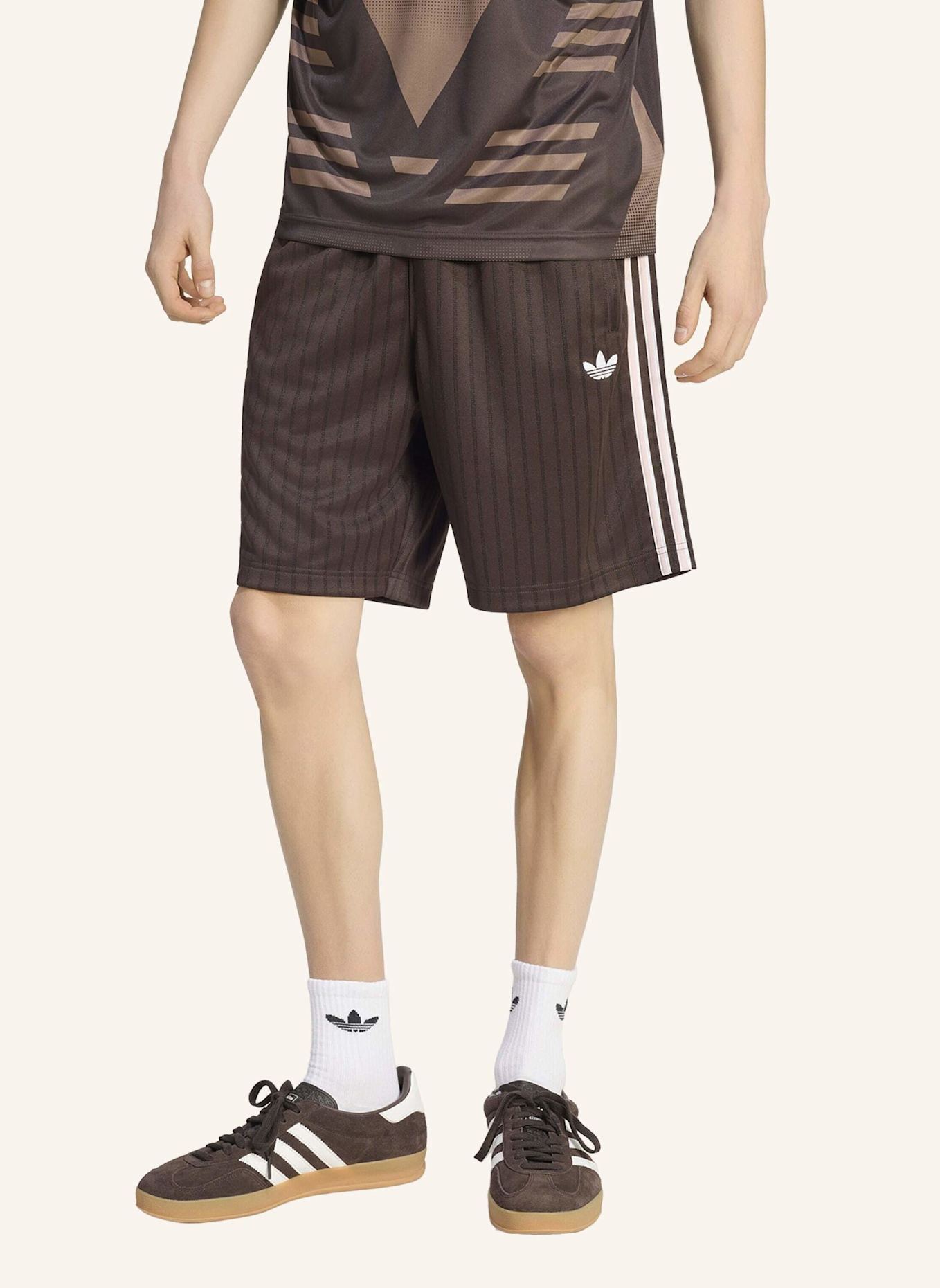 adidas Originals FIREBIRD ENGINEERED STRIPES SHORTS: BRAUN