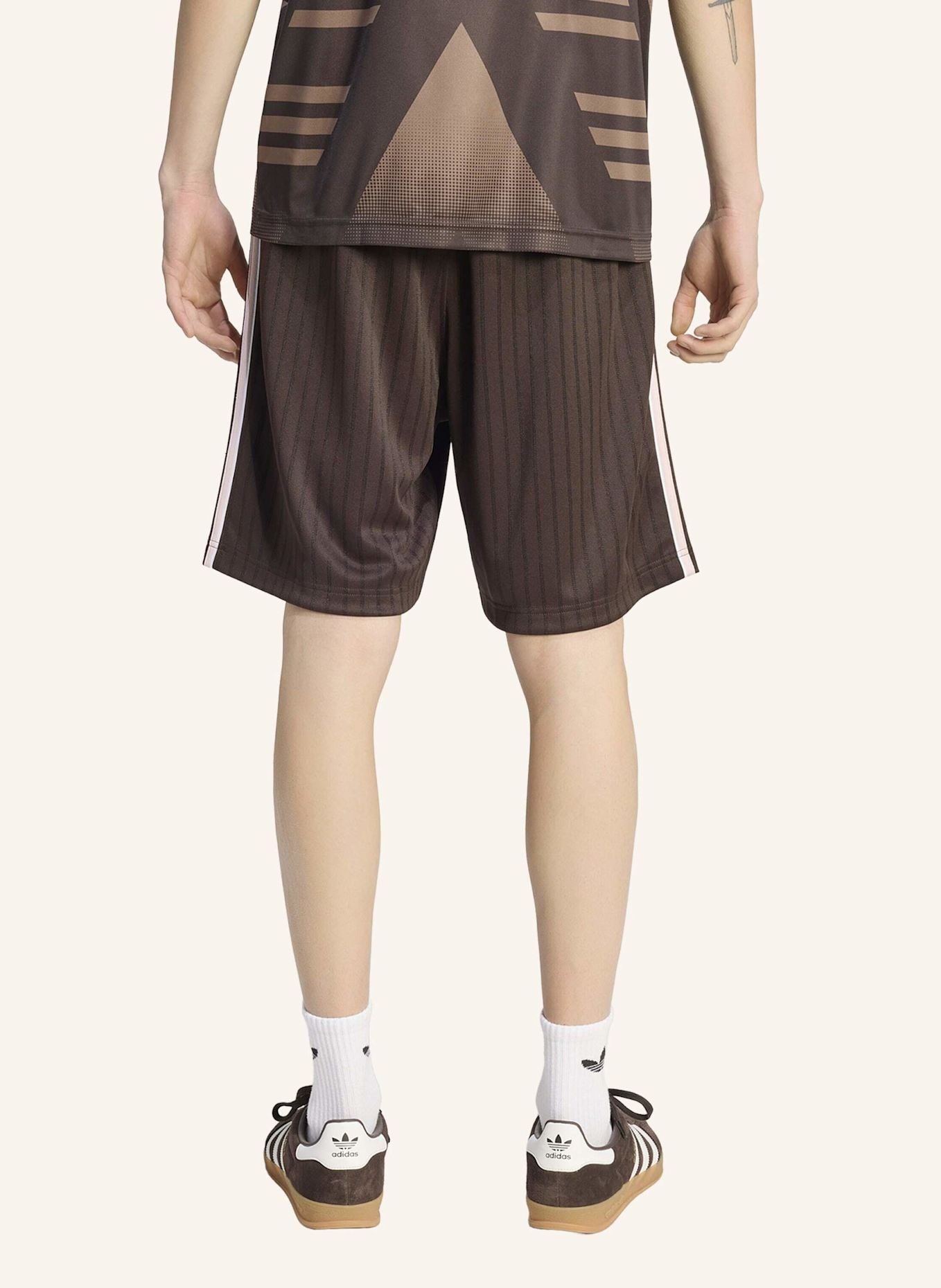 adidas Originals FIREBIRD ENGINEERED STRIPES SHORTS: BRAUN