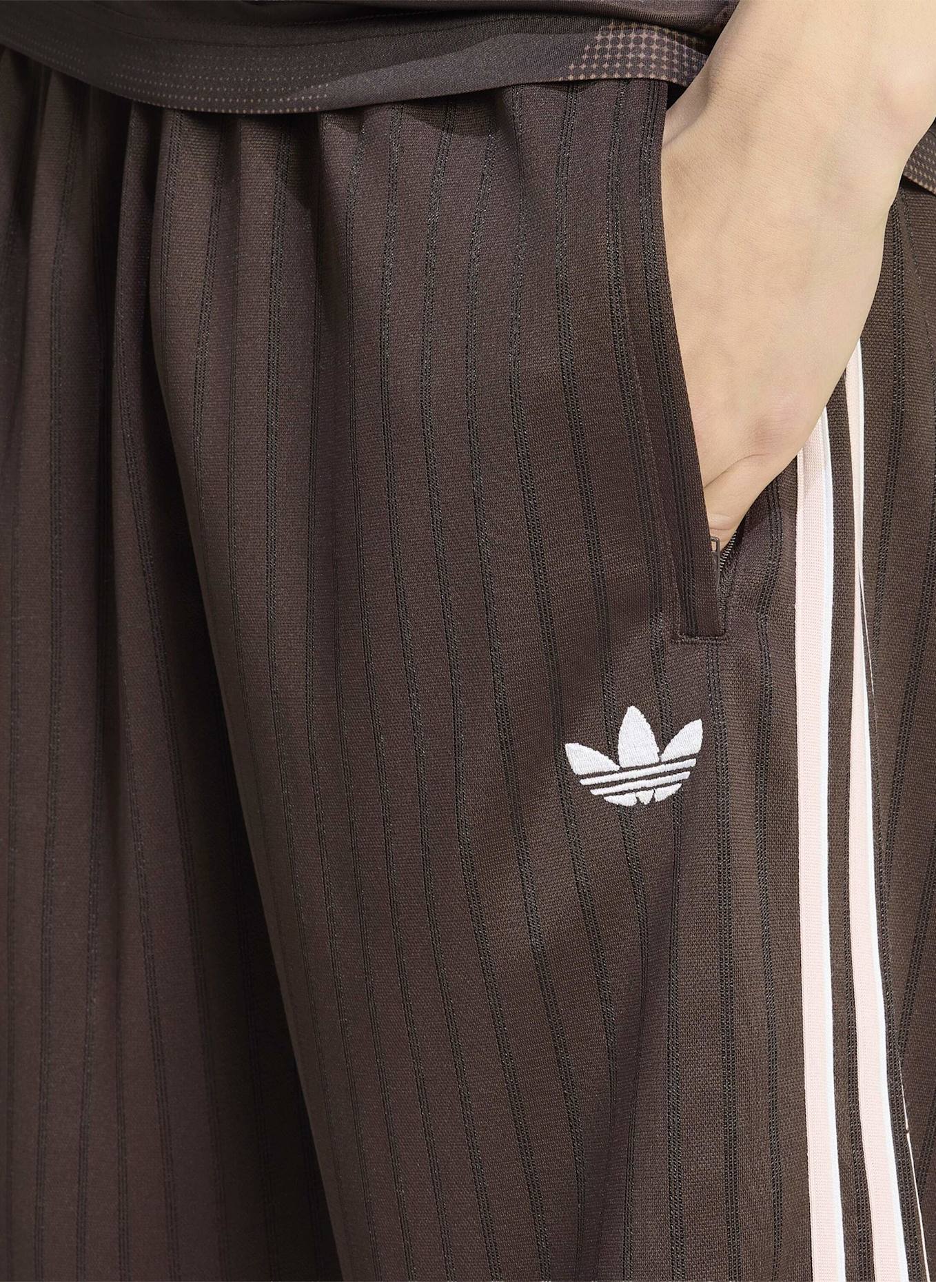 adidas Originals FIREBIRD ENGINEERED STRIPES SHORTS: BRAUN