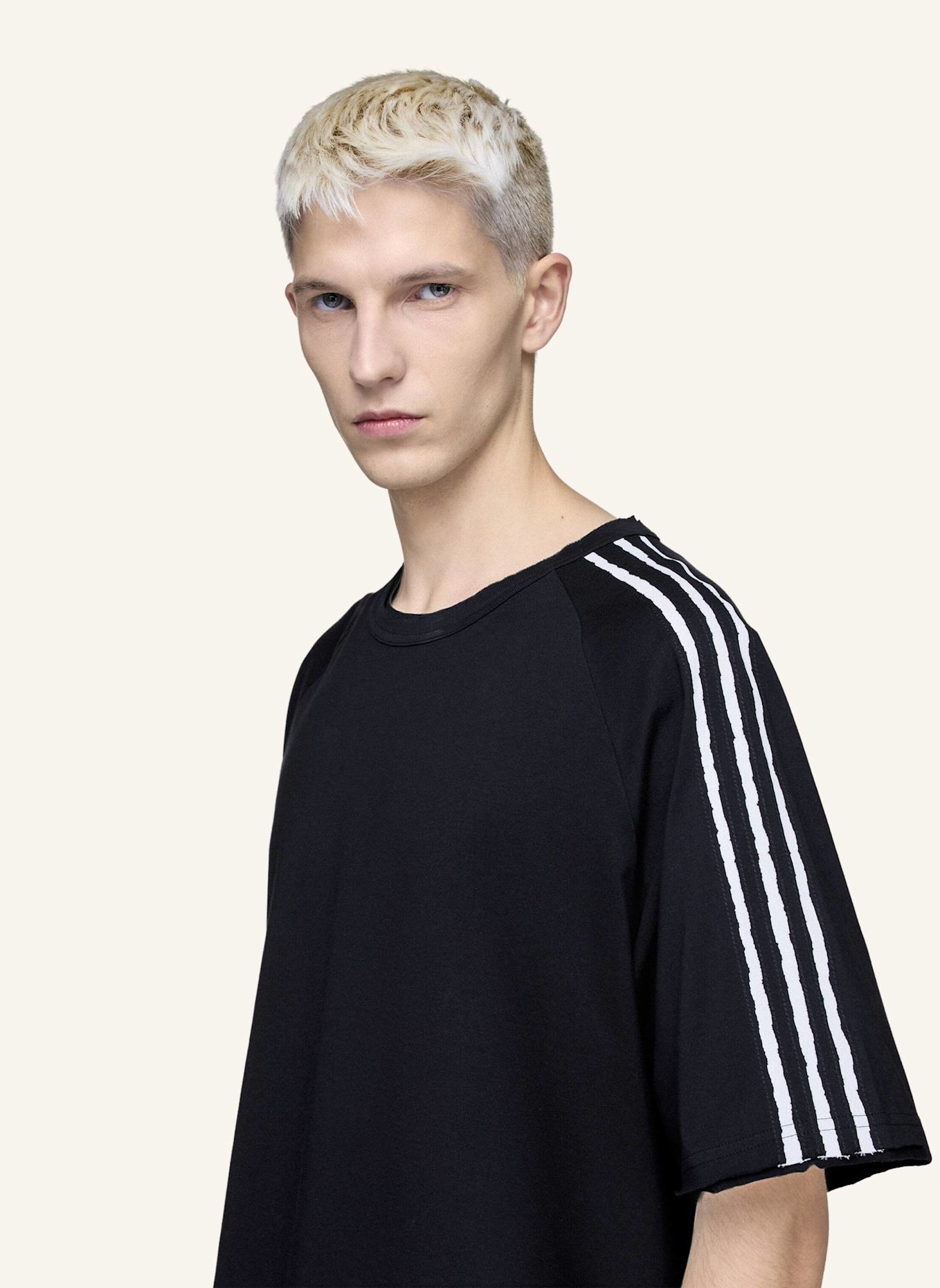 Y-3 Y-3 RAW EDGE 3-STREIFEN T-SHIRT: SCHWARZ