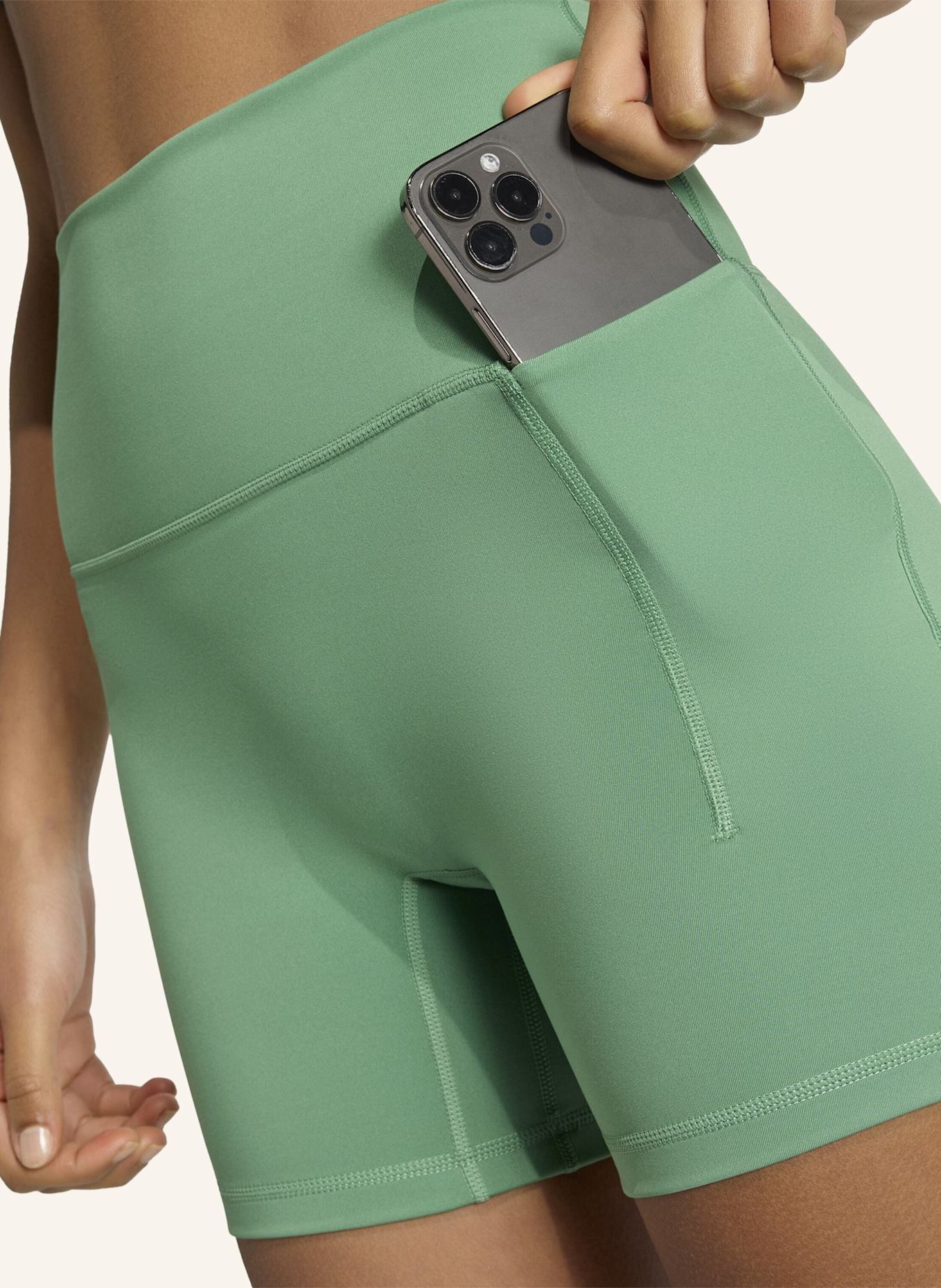 adidas 3-STREIFEN STUDIO ALL ME BOOTY LEGGINGS, KURZ: GRÜN