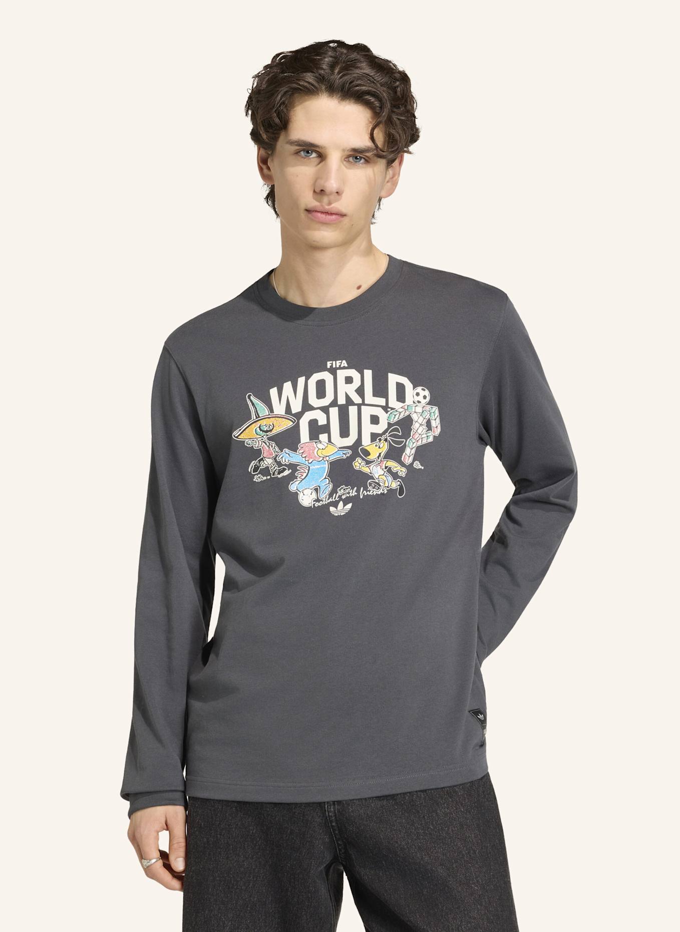 adidas FIFA FUSSBALL-WELTMEISTERSCHAFT 26™ MASKOTTCHEN T-SHIRT, LANGÄRMLIG: GRAU