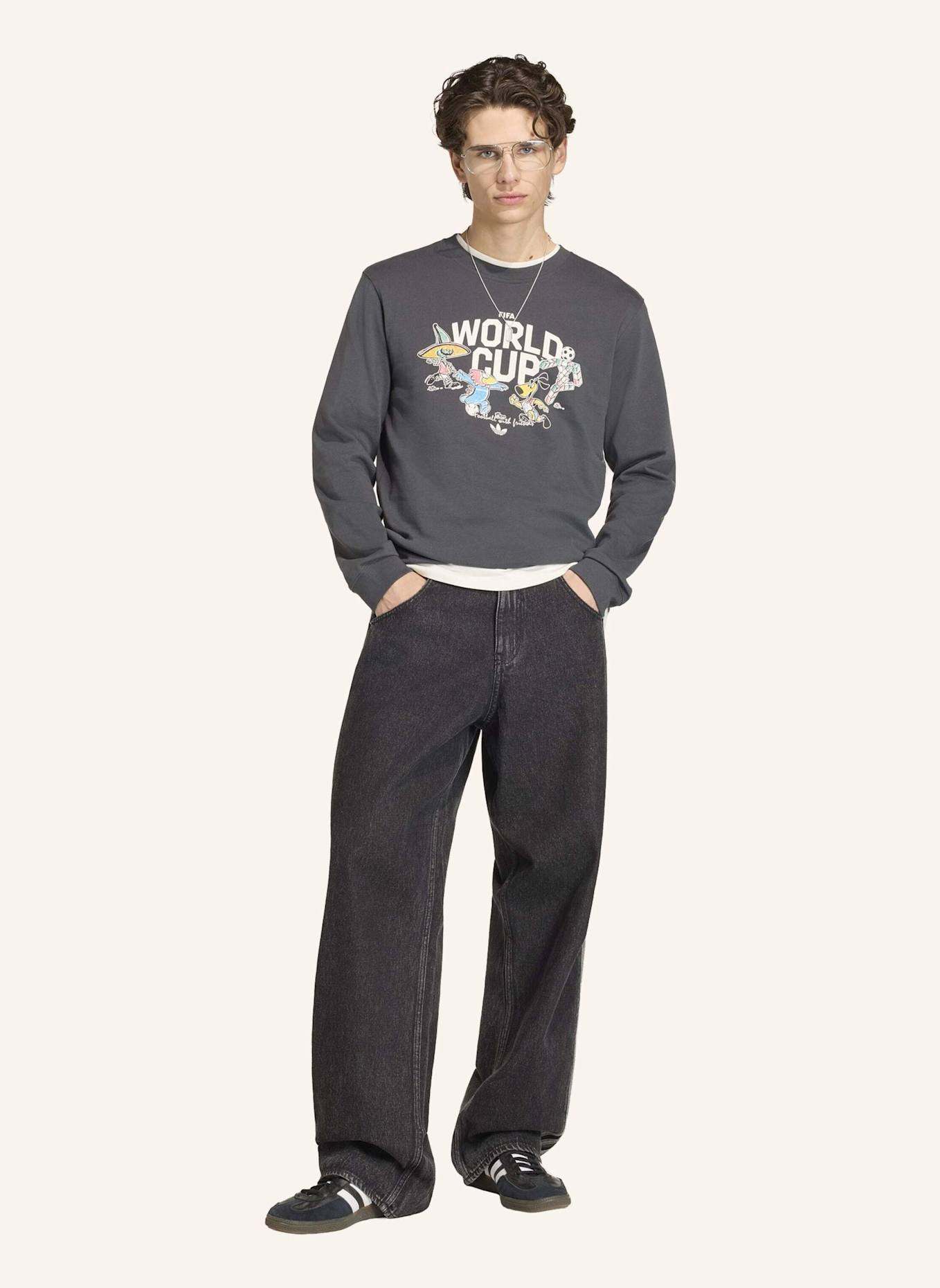 adidas FIFA FUSSBALL-WELTMEISTERSCHAFT 26™ MASKOTTCHEN T-SHIRT, LANGÄRMLIG: GRAU