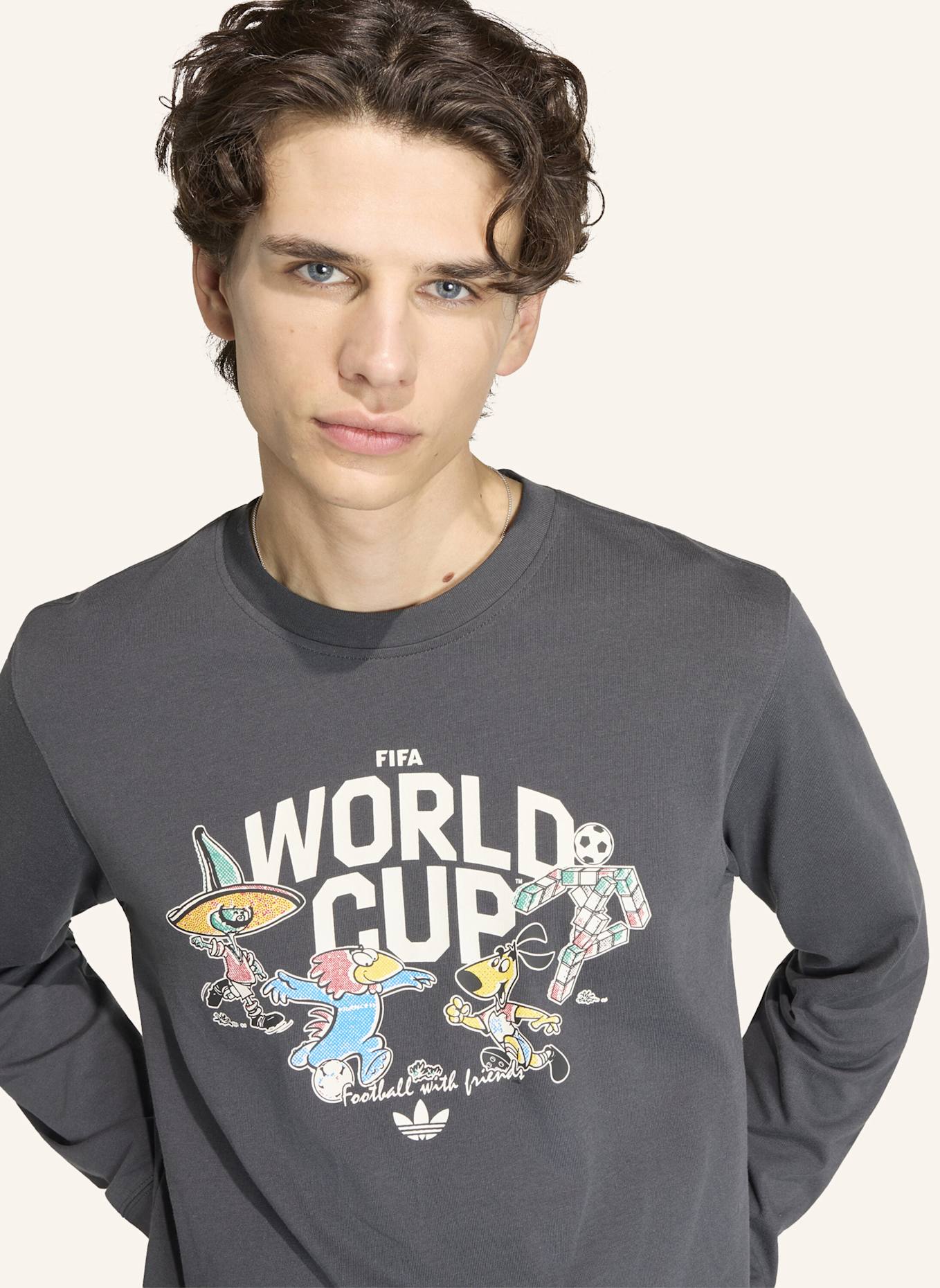 adidas FIFA FUSSBALL-WELTMEISTERSCHAFT 26™ MASKOTTCHEN T-SHIRT, LANGÄRMLIG: GRAU
