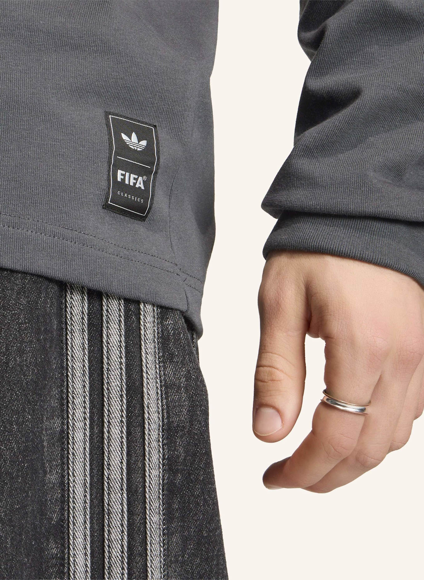 adidas FIFA FUSSBALL-WELTMEISTERSCHAFT 26™ MASKOTTCHEN T-SHIRT, LANGÄRMLIG: GRAU