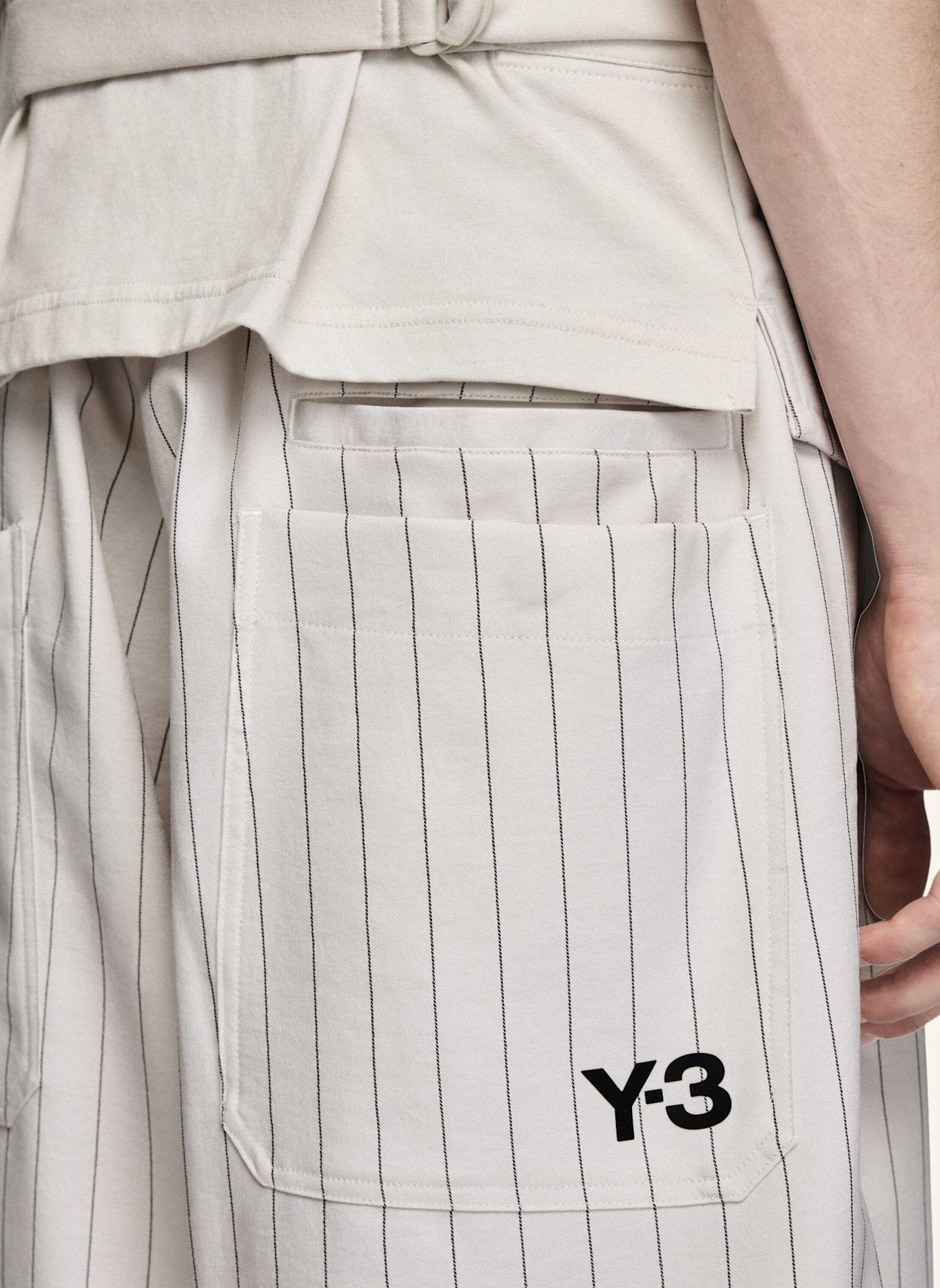 Y-3 Y-3 SPORT UNIFORM SHORTS MIT NADELSTREIFEN: GRAU