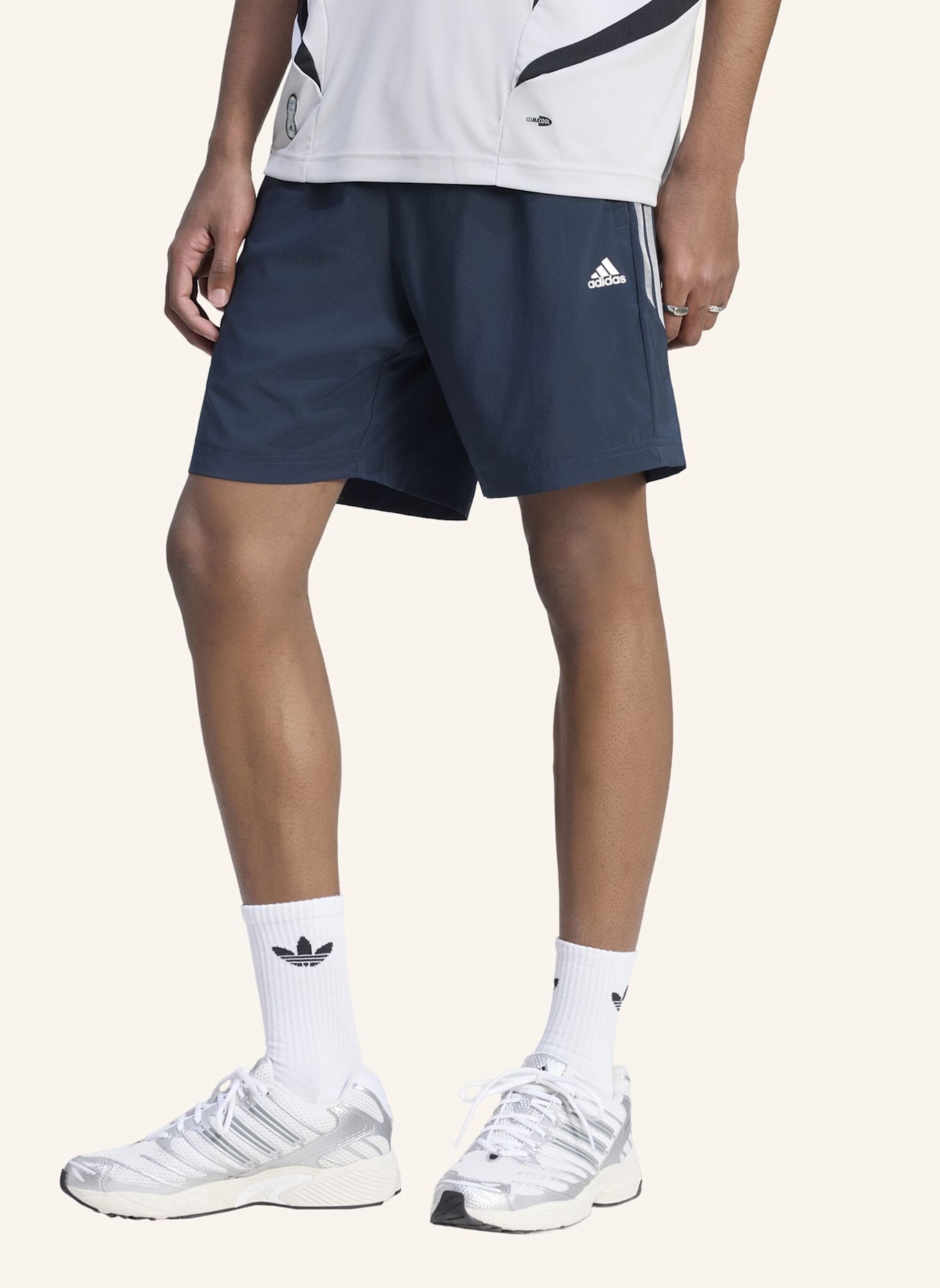 adidas Originals LIGHTWEIGHT REGULAR SHORTS: SCHWARZ