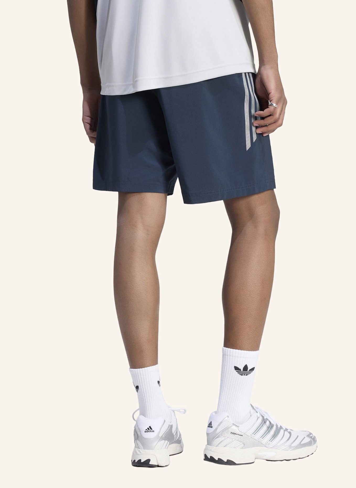 adidas Originals LIGHTWEIGHT REGULAR SHORTS: SCHWARZ