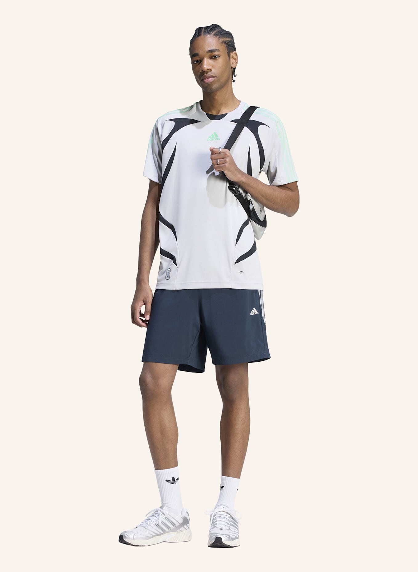 adidas Originals LIGHTWEIGHT REGULAR SHORTS: SCHWARZ