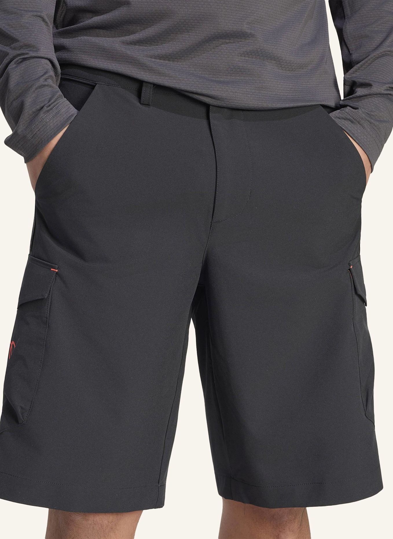 adidas AUDI REVOLUT F1 TEAM MECHANICS SHORTS: SCHWARZ