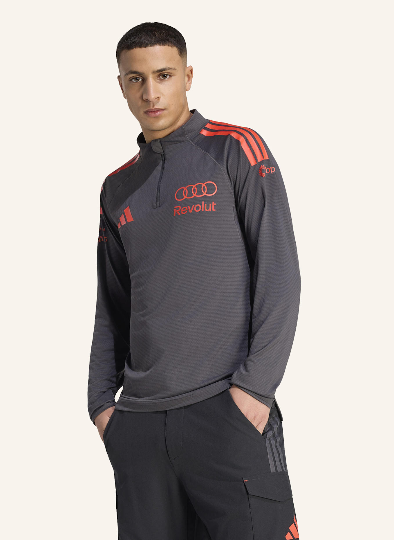 adidas AUDI REVOLUT F1 TEAM MECHANICS 1/4 REISSVERSCHLUSS-JACKE: SCHWARZ/ ROT