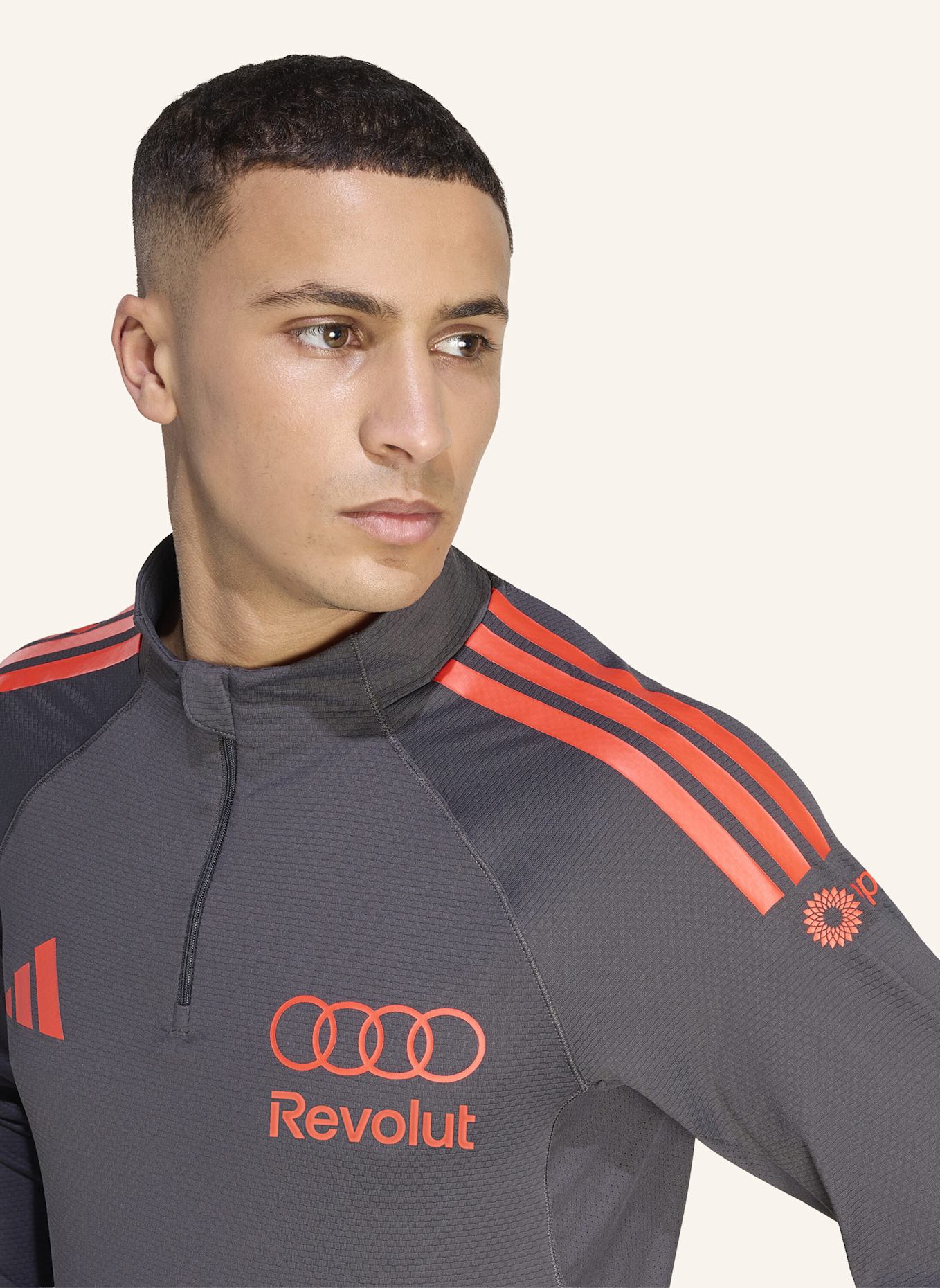 adidas AUDI REVOLUT F1 TEAM MECHANICS 1/4 REISSVERSCHLUSS-JACKE: SCHWARZ/ ROT