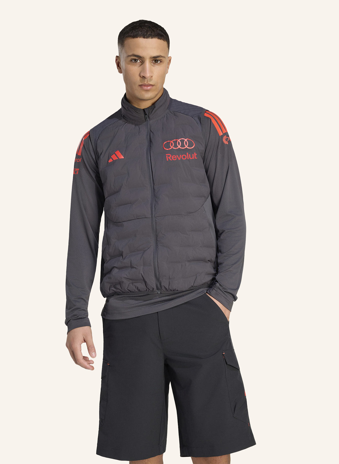 adidas AUDI REVOLUT F1 TEAM MECHANICS GEFÜTTERTE WESTE: SCHWARZ/ ROT