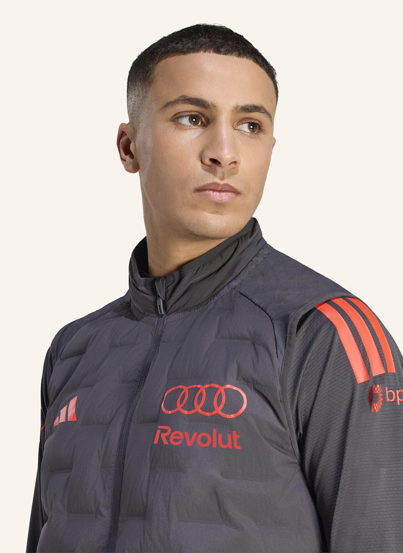 adidas AUDI REVOLUT F1 TEAM MECHANICS GEFÜTTERTE WESTE: SCHWARZ/ ROT