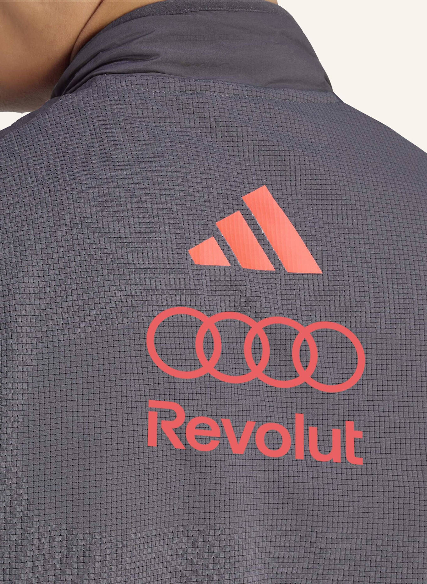 adidas AUDI REVOLUT F1 TEAM MECHANICS GEFÜTTERTE WESTE: SCHWARZ/ ROT