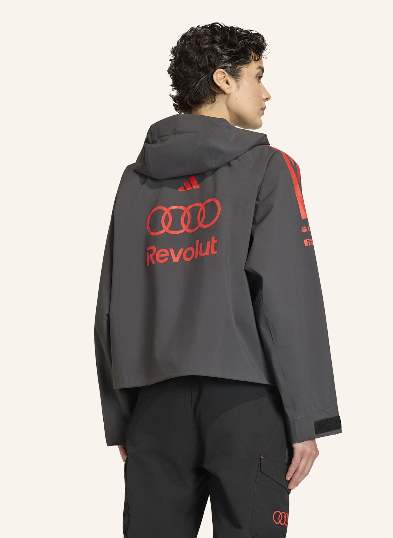 adidas AUDI REVOLUT F1 TEAM MECHANICS REGENJACKE: SCHWARZ/ ROT