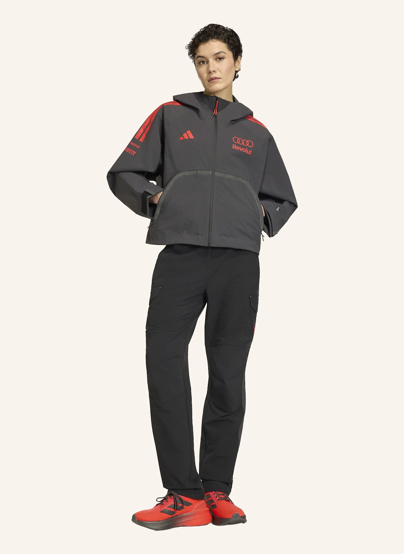 adidas AUDI REVOLUT F1 TEAM MECHANICS REGENJACKE: SCHWARZ/ ROT