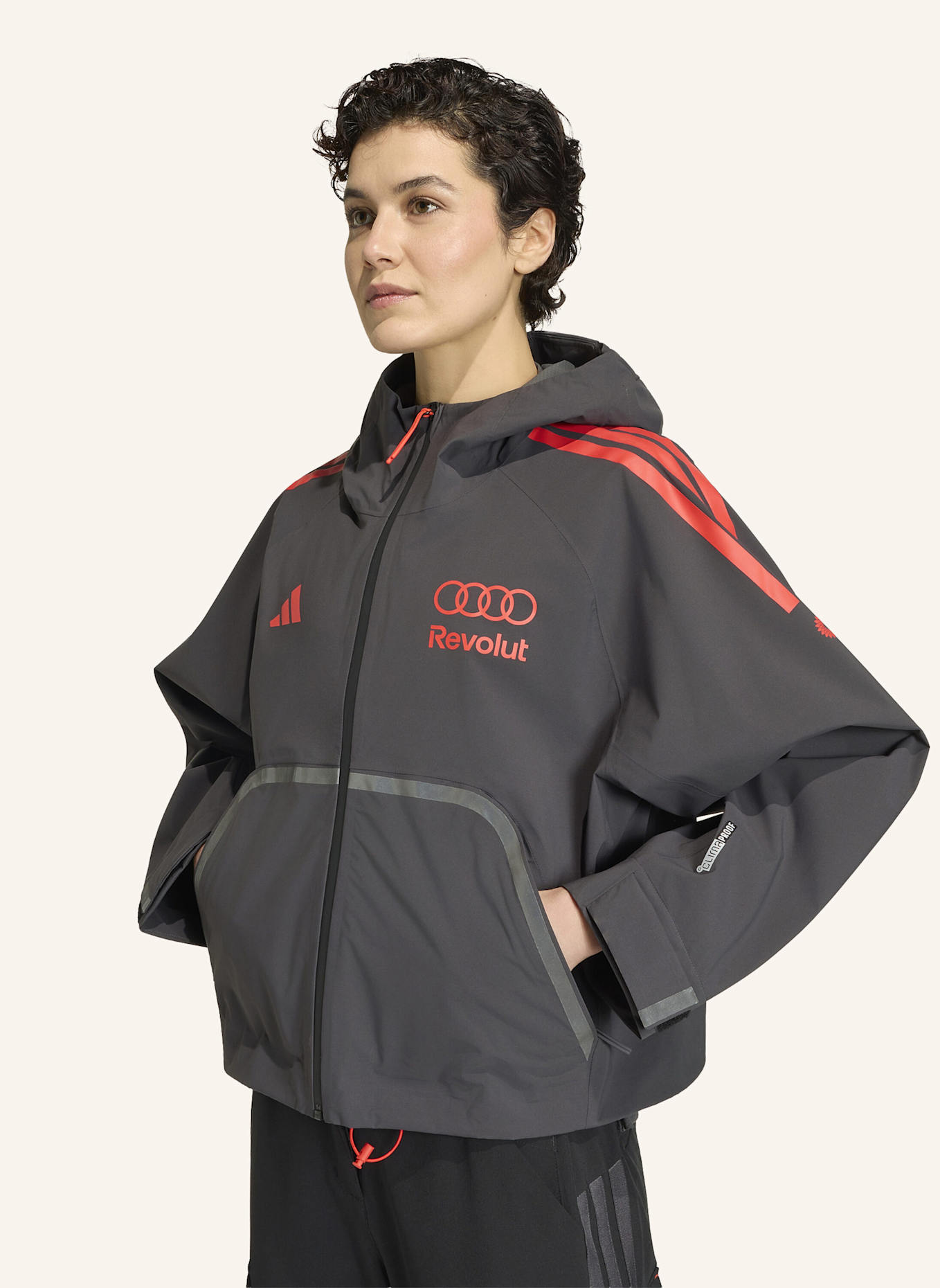 adidas AUDI REVOLUT F1 TEAM MECHANICS REGENJACKE: SCHWARZ/ ROT