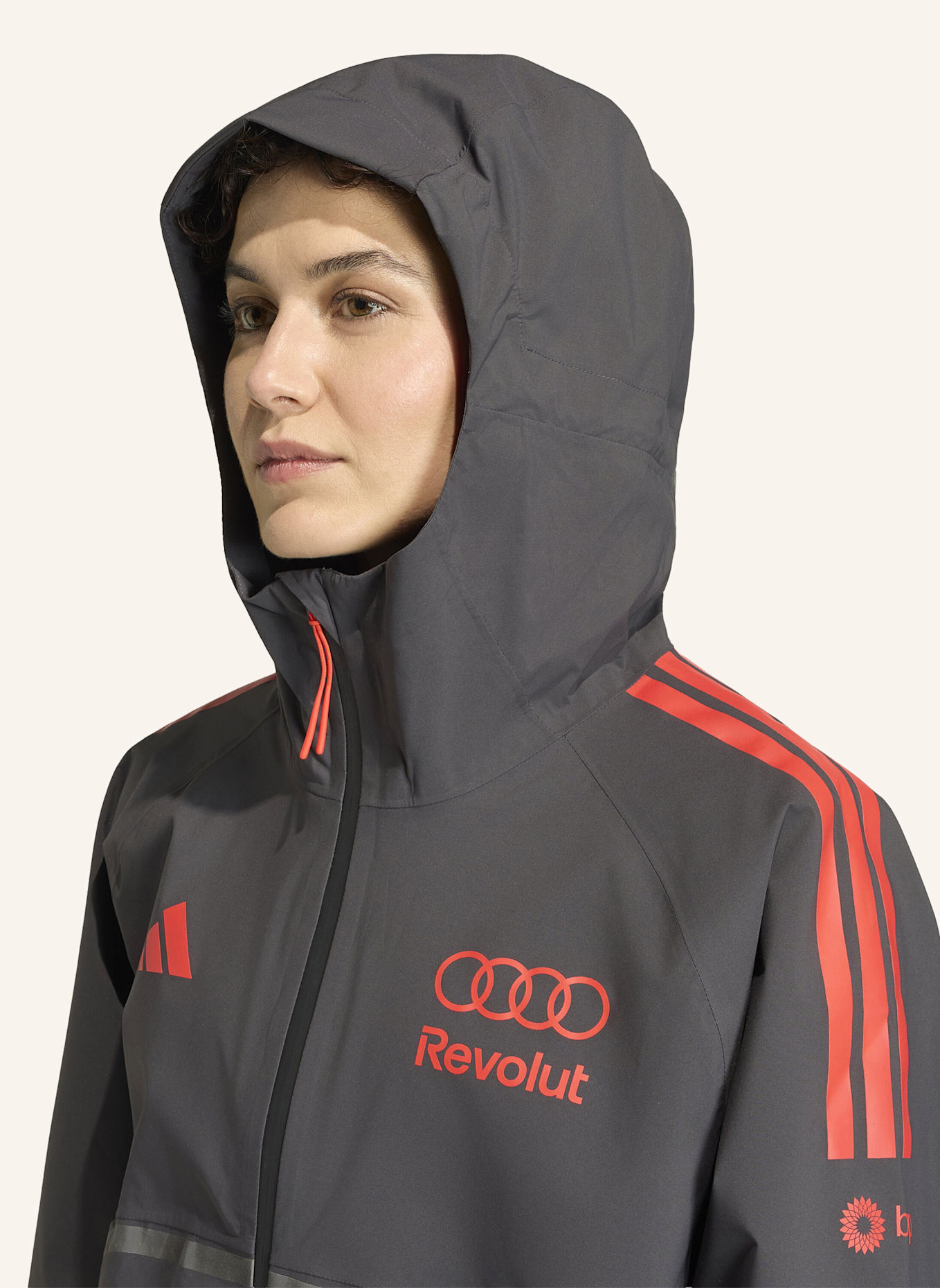 adidas AUDI REVOLUT F1 TEAM MECHANICS REGENJACKE: SCHWARZ/ ROT