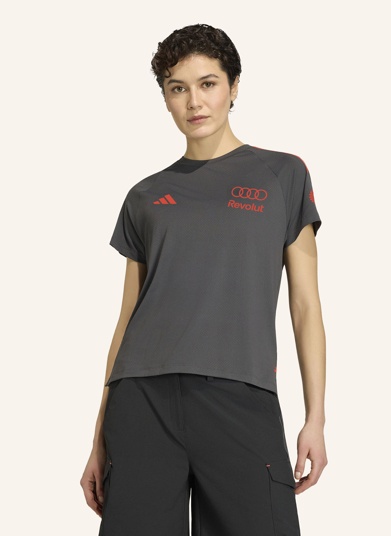 adidas AUDI REVOLUT F1 TEAM SHORT SLEEVE MECHANICS TRIKOT: SCHWARZ/ ROT