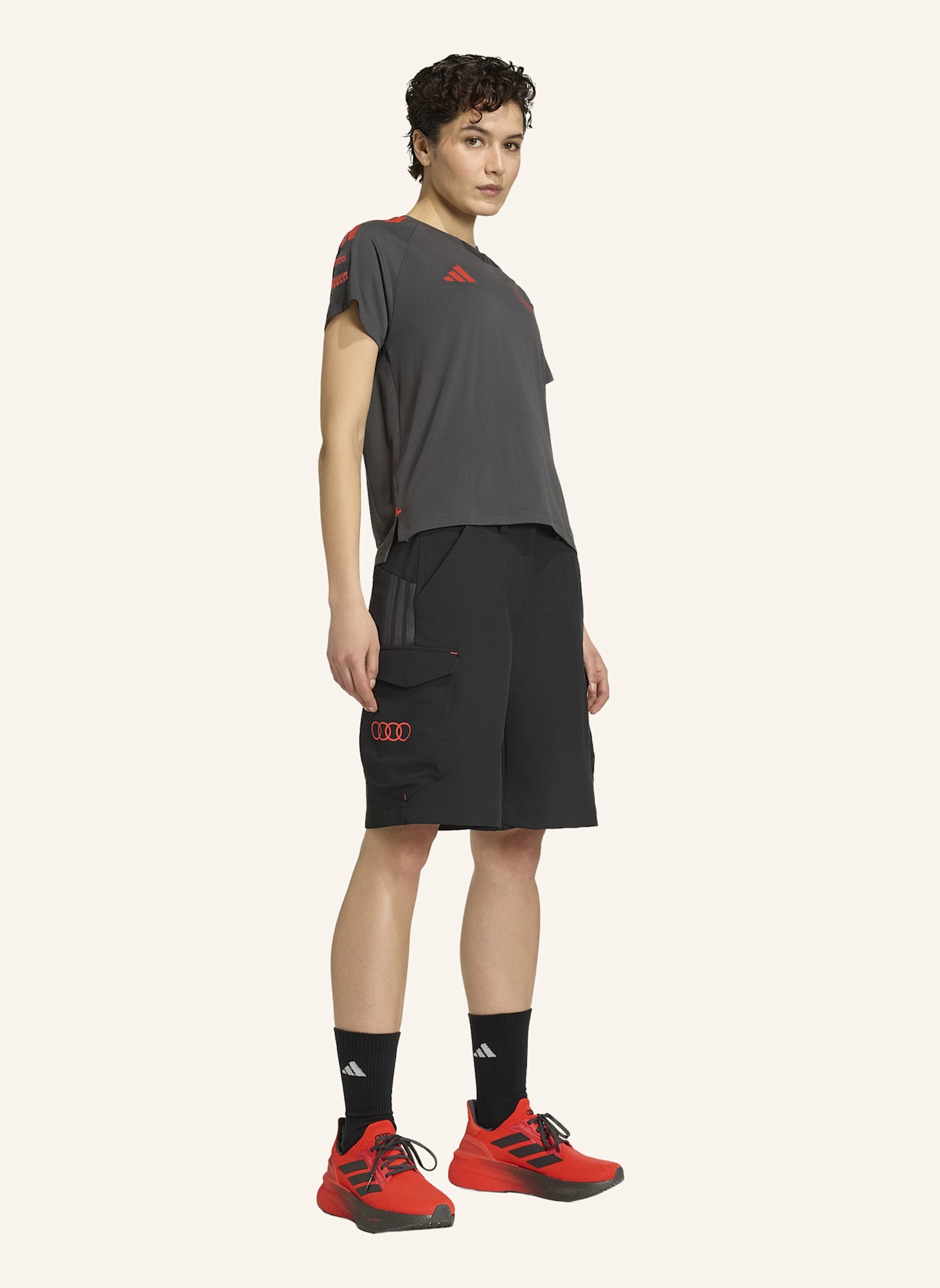 adidas AUDI REVOLUT F1 TEAM SHORT SLEEVE MECHANICS TRIKOT: SCHWARZ/ ROT