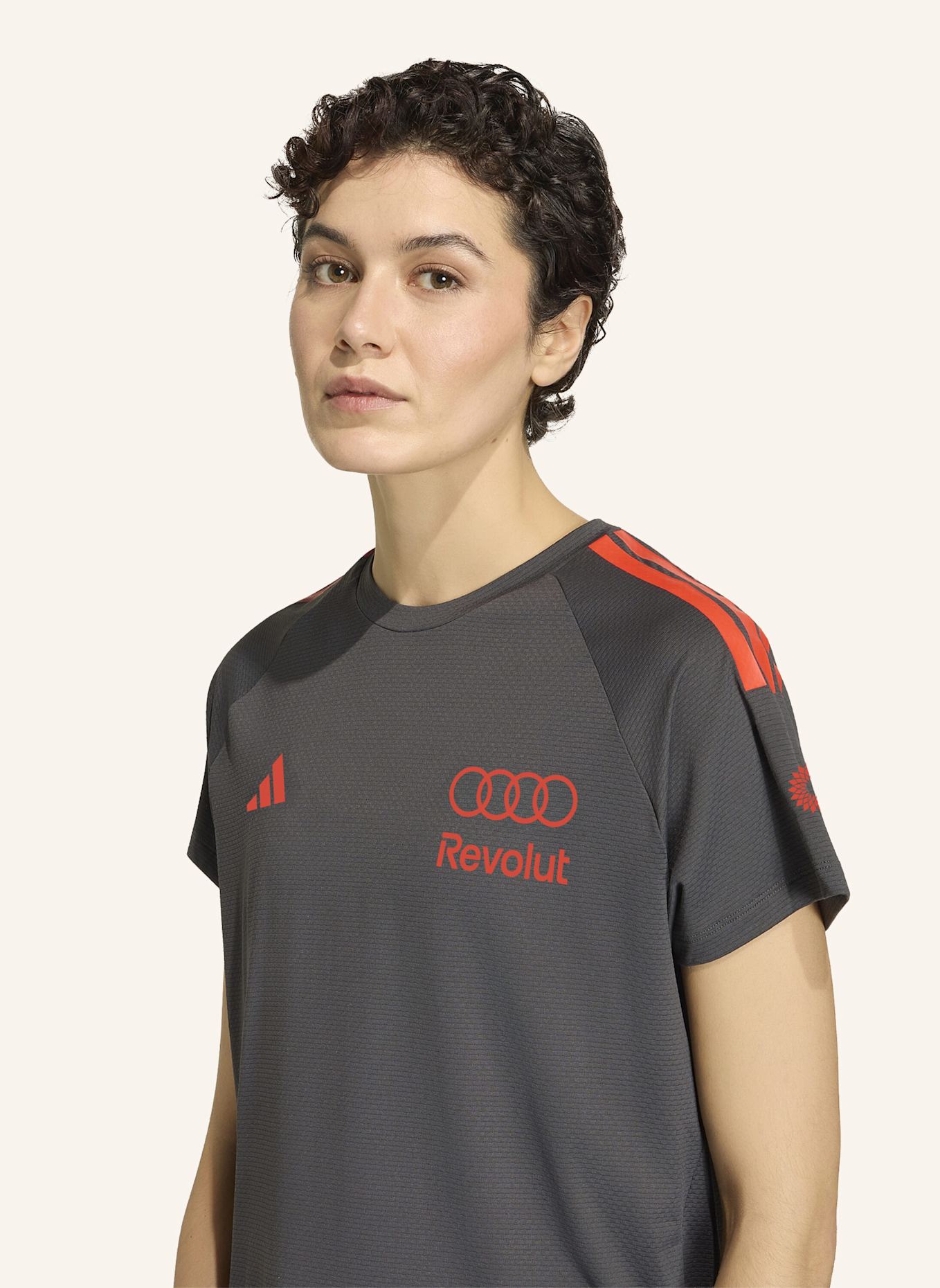 adidas AUDI REVOLUT F1 TEAM SHORT SLEEVE MECHANICS TRIKOT: SCHWARZ/ ROT