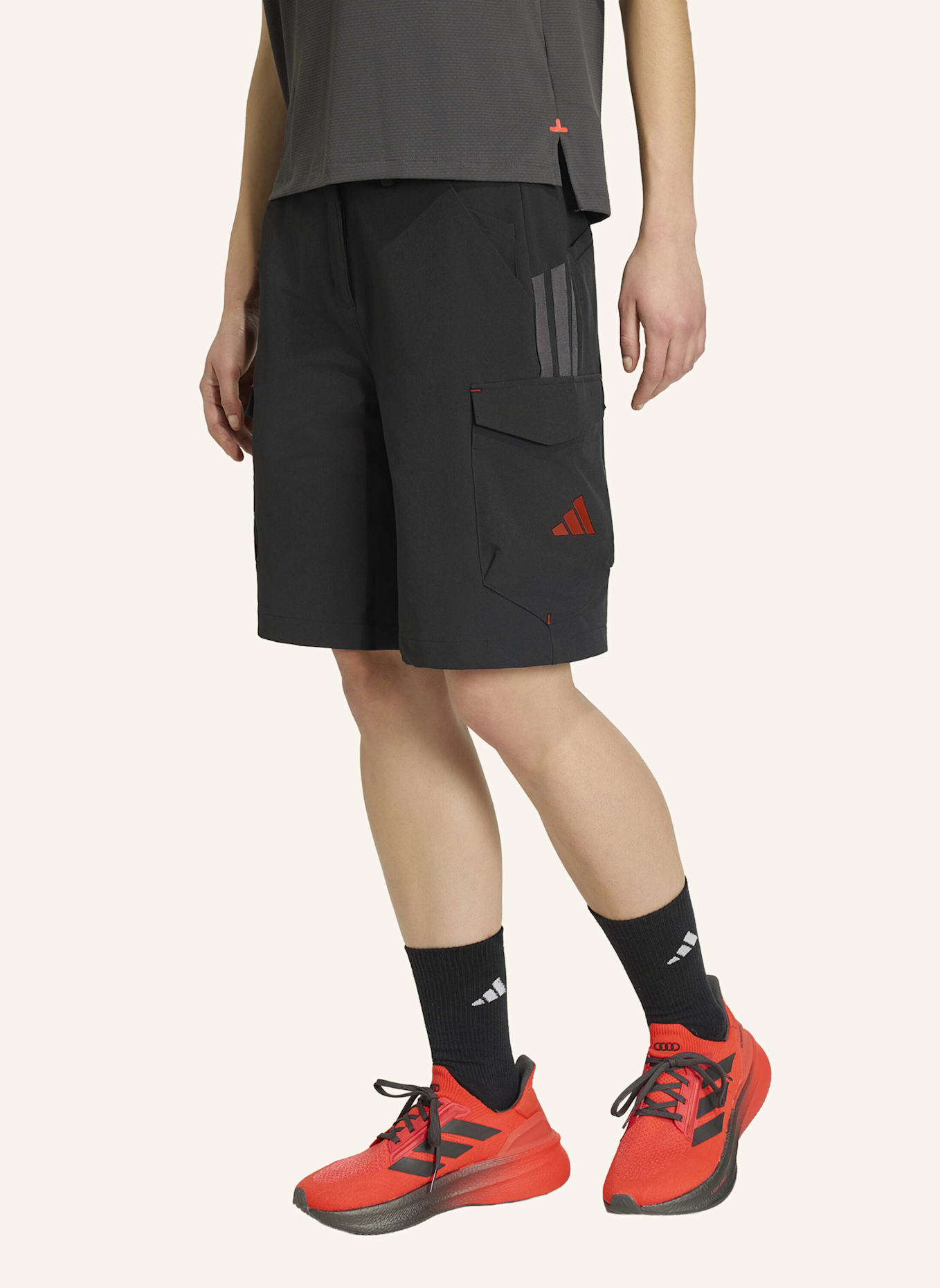 adidas AUDI REVOLUT F1 TEAM MECHANICS SHORTS: SCHWARZ