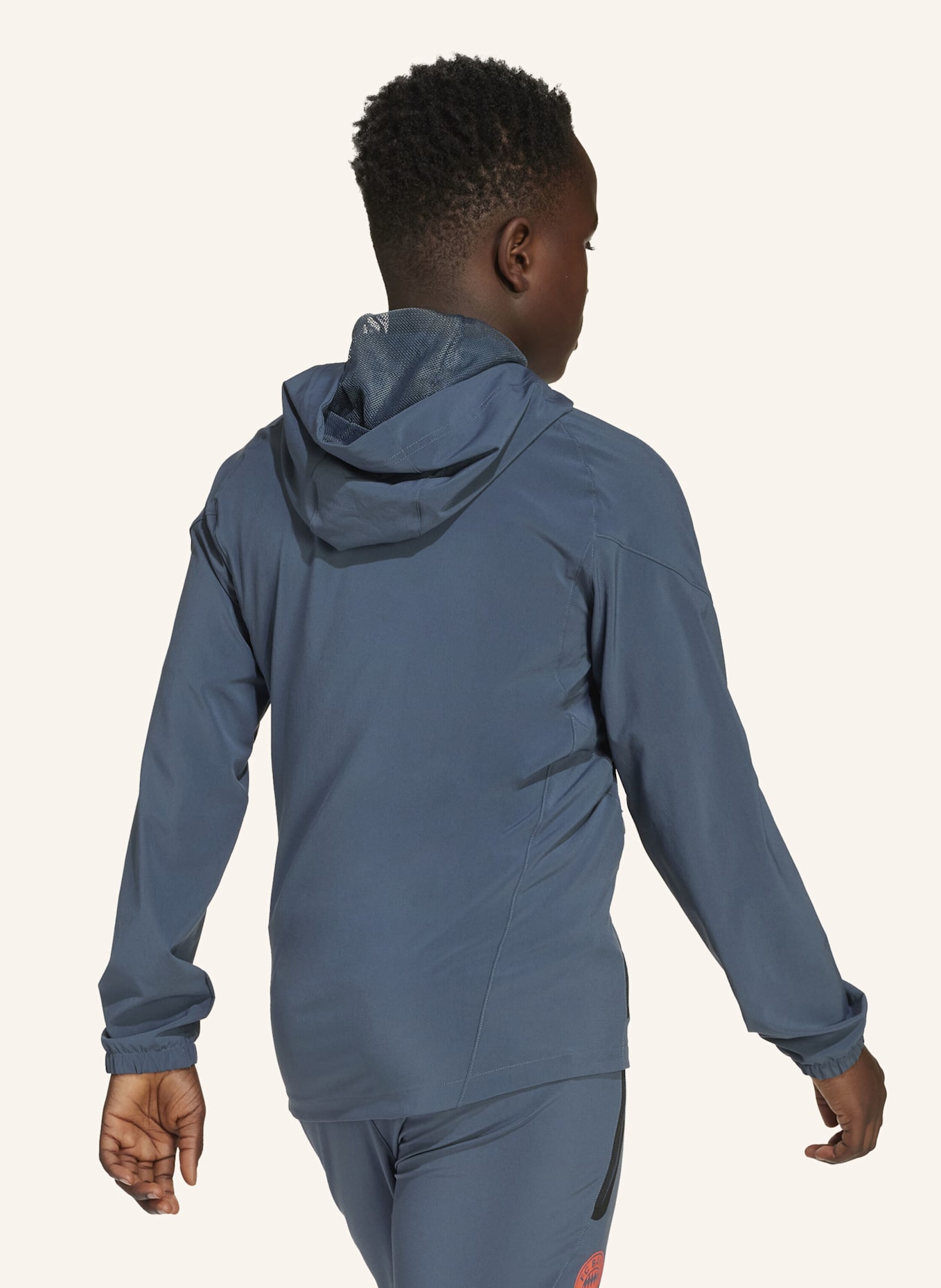 adidas FC BAYERN MÜNCHEN TIRO 25 COMPETITION VIS TECH KIDS TRAVEL JACKE: GRAU/ ORANGE